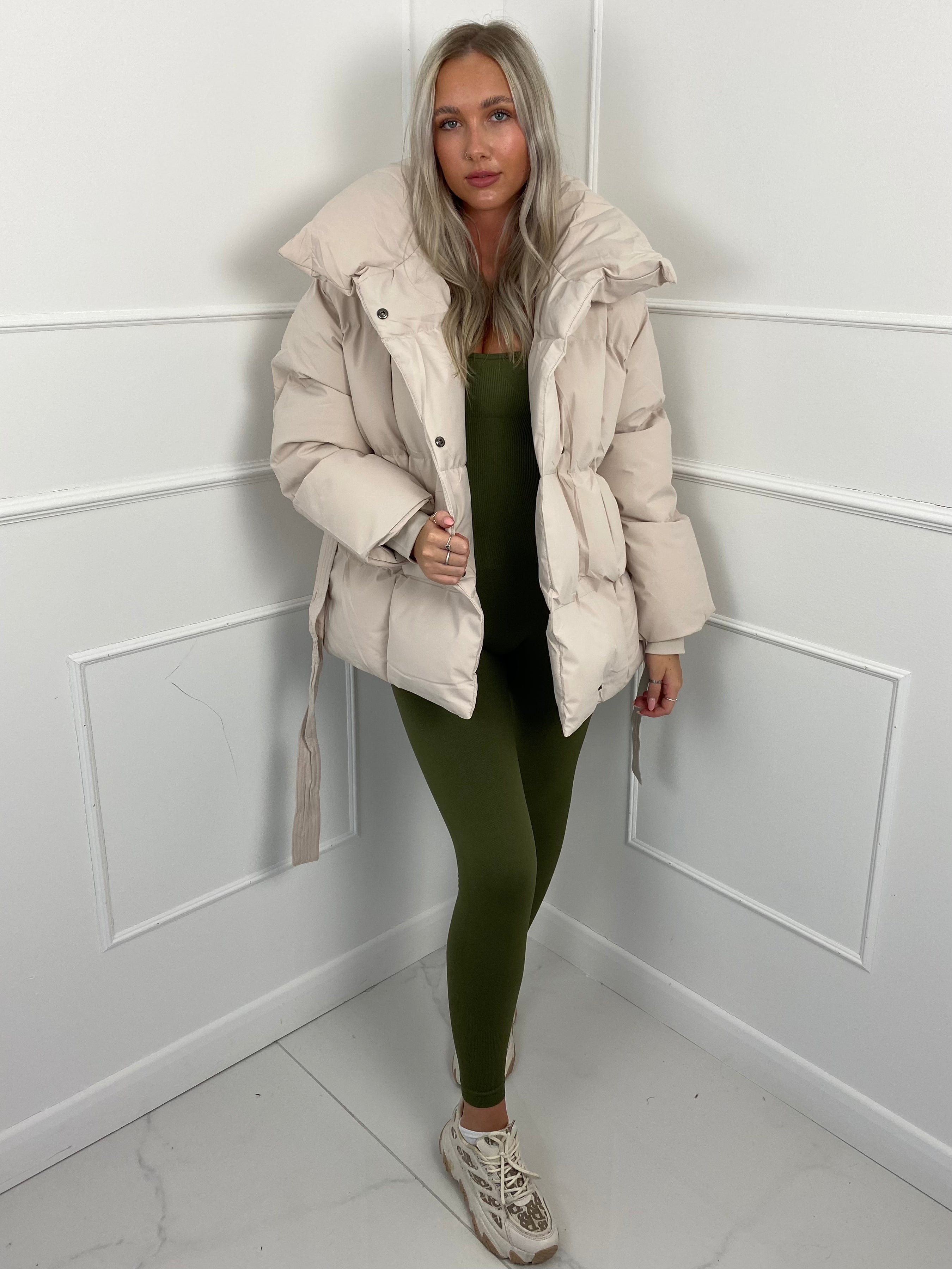 KARLY – Kurze Pufferjacke mit Gürteltasche