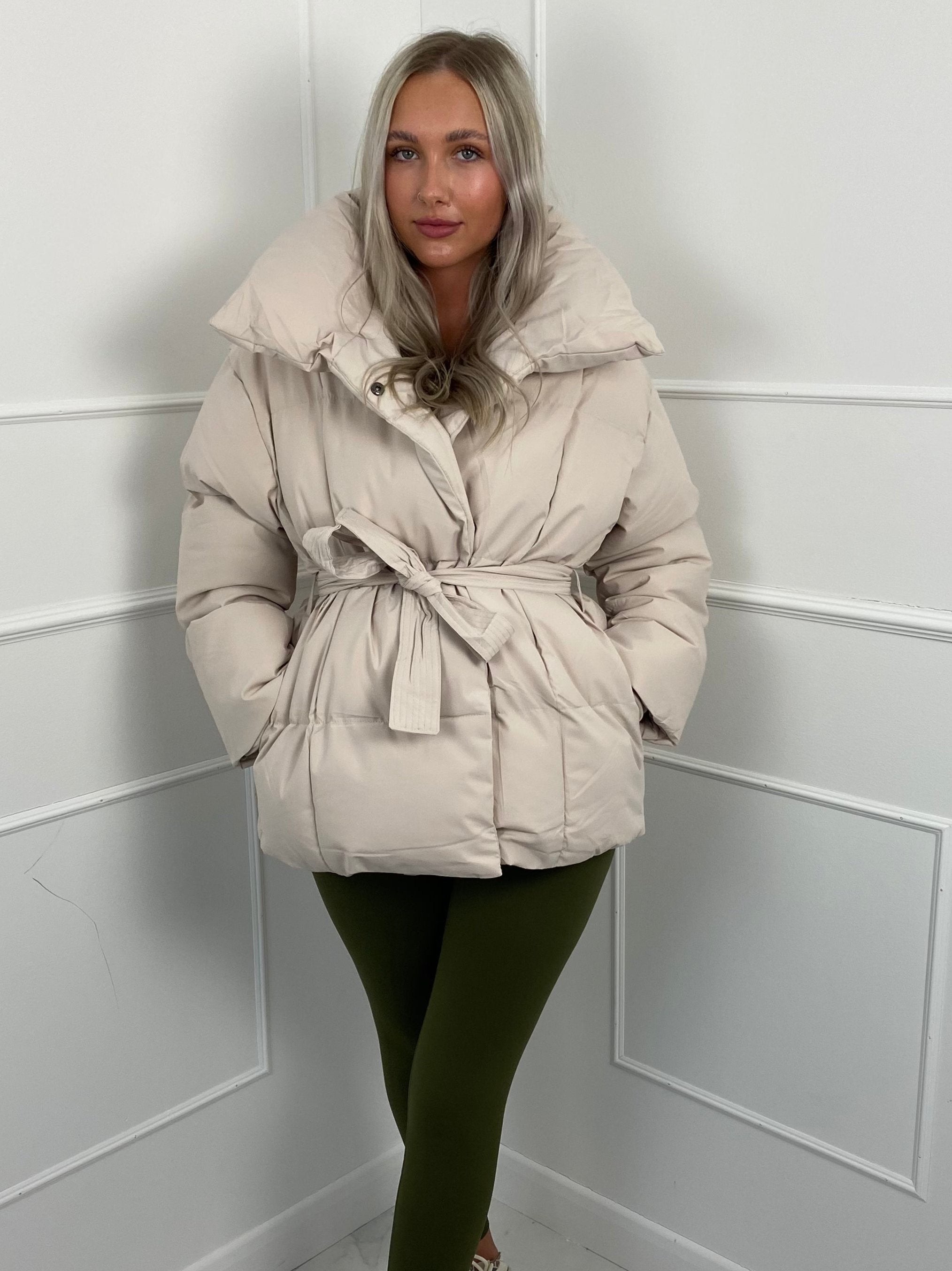 KARLY – Kurze Pufferjacke mit Gürteltasche