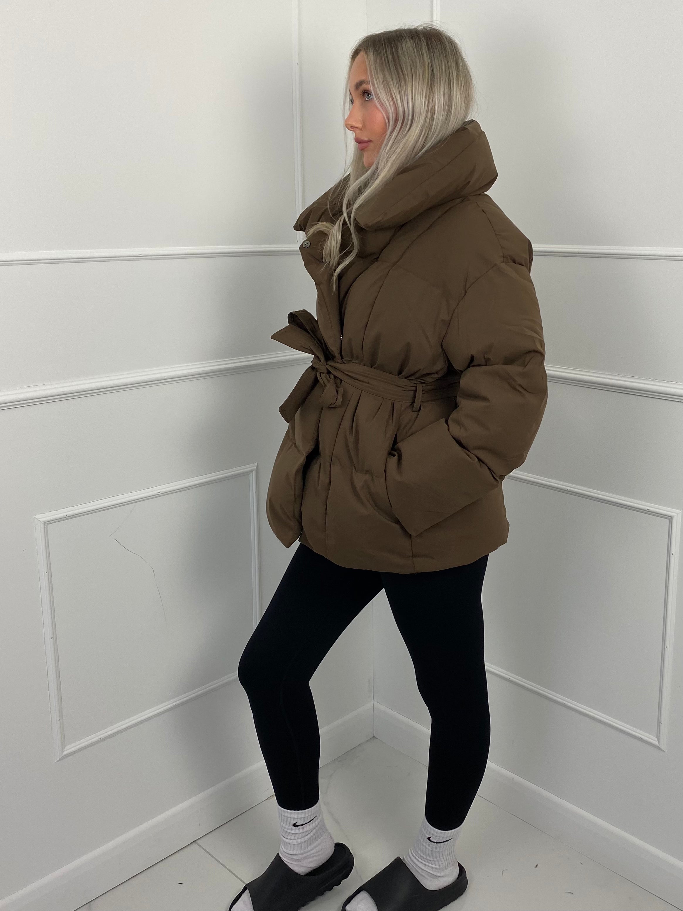 KARLY – Kurze Pufferjacke mit Gürteltasche