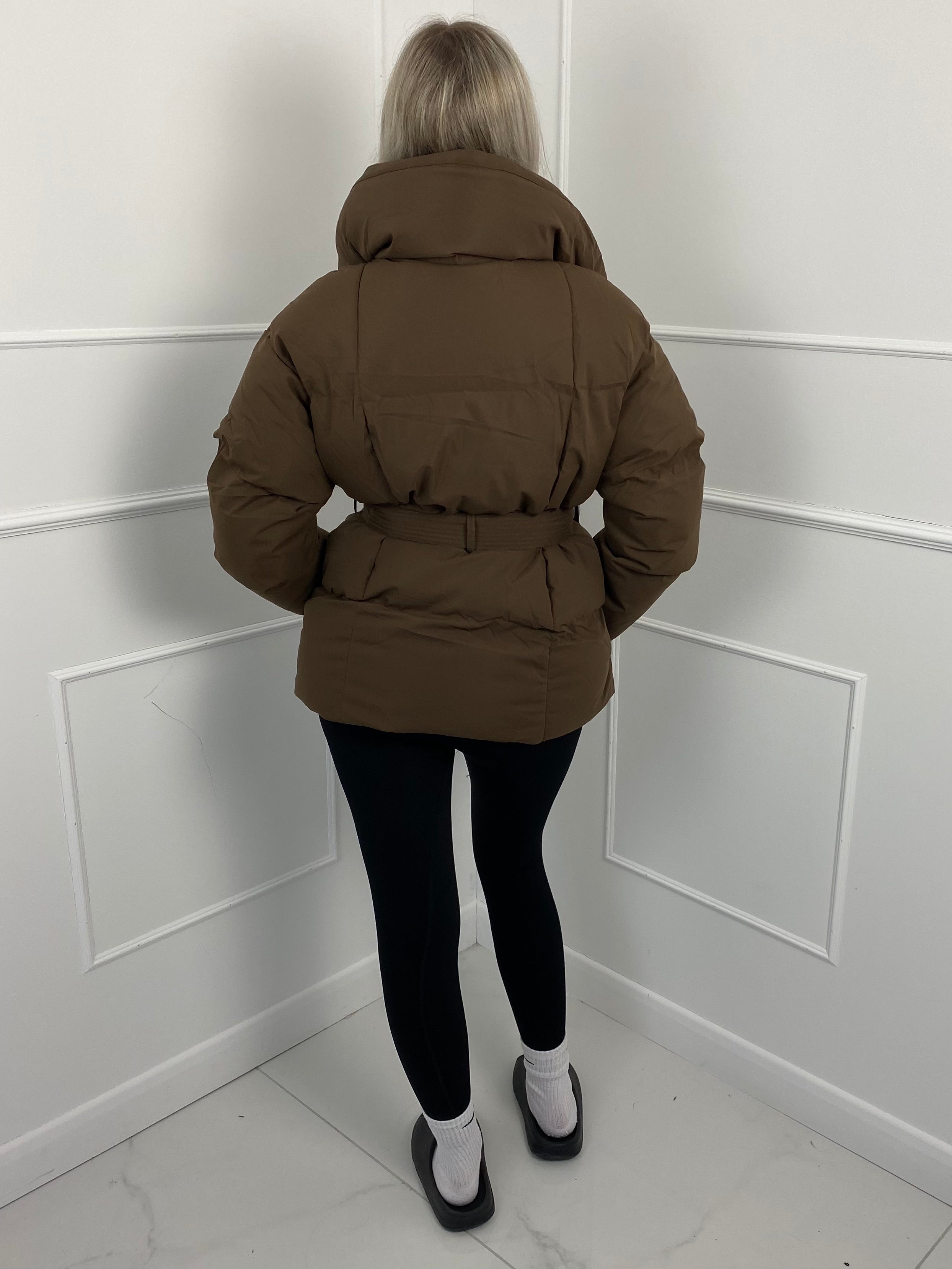 KARLY – Kurze Pufferjacke mit Gürteltasche