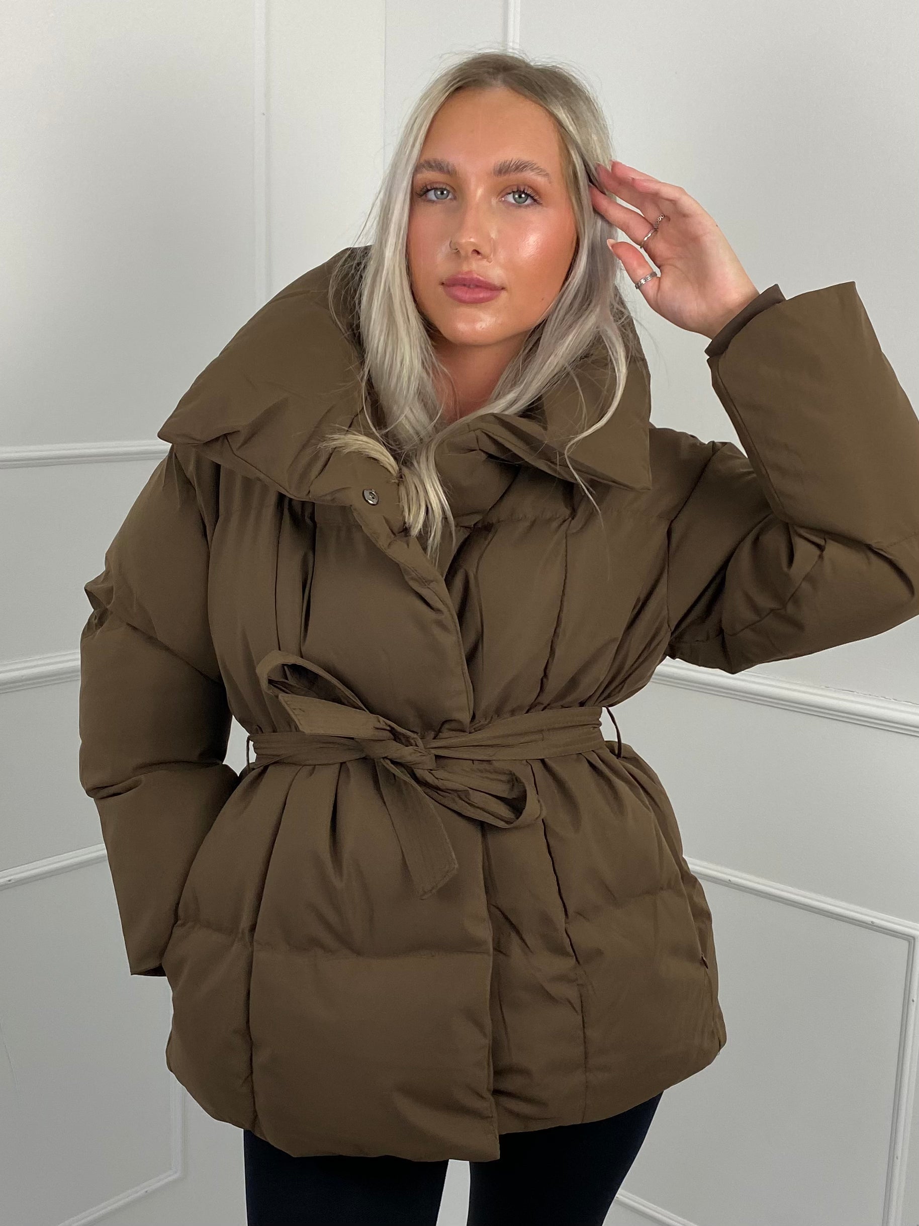 KARLY – Kurze Pufferjacke mit Gürteltasche